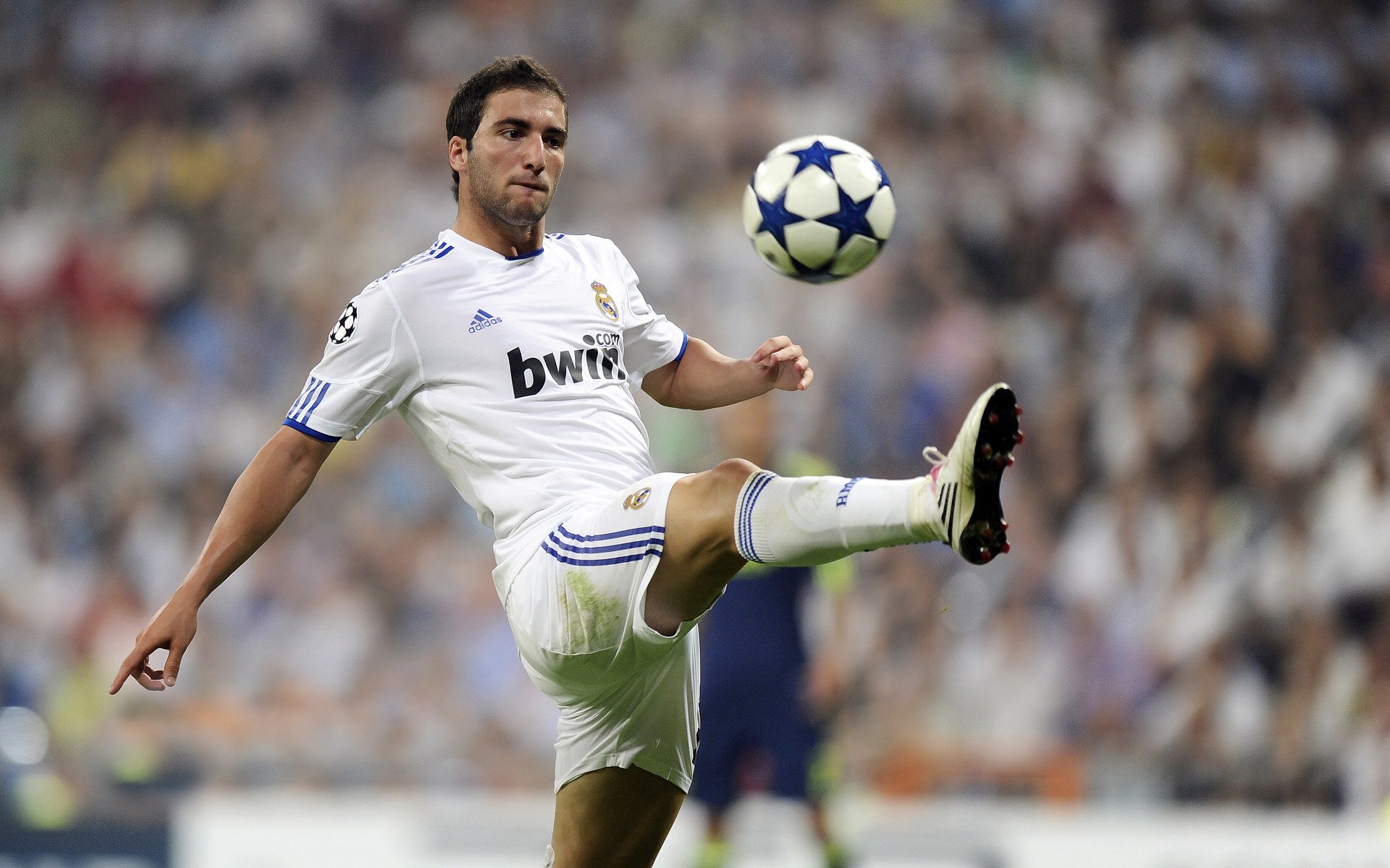 五大联赛是否鼓励中场球员提前站位覆盖断球线路,五大联赛中锋